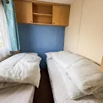 Lovely 4 Berth Caravan At St Osyth Beach Holiday Park Ref 28050Cw