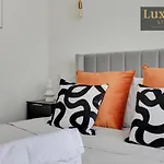 Stylish & Sunny Studio - City Centre Nr The Beach, Adventure Island & High St By Luxiety Stays