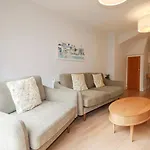 Luxury 3-Bed House, Beach 300M, Sleeps 6, Parking