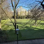 Royal Pavilion Garden Apartment With Parking