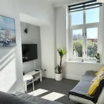 Beautiful 1 Bedroom Self Contained Apartment, Allocated Parking, Gym And Pool Table, Near To Seafront And Highstreet