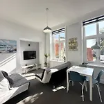 Beautiful 1 Bedroom Self Contained Apartment, Allocated Parking, Gym And Pool Table, Near To Seafront And Highstreet