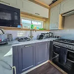 Stunning Caravan With Decking At Haven Hopton-On-Sea Ref 80007L