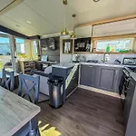 Stunning Caravan With Decking At Haven Hopton-On-Sea Ref 80007L