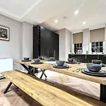 Bright & Modern 3-Bed Apartment
