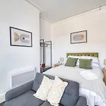 Glendale House By Guestz
