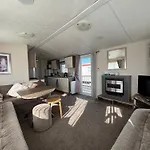 Sherwood 429 - Golden Palm - Sleeps 10 - 4 Bedrooms 2 Double Rooms, 2 Toilets, Wifi, Central Heating, Bed Linen - Meadow Lakes Caravan & Lodge Hire