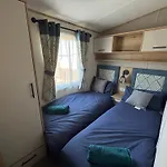The Retreat 10 - Hot Tub Mini Lodge, Central Heating, Bed Linen, & Pet Friendly - Meadow Lakes Caravan Hire