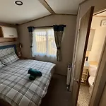 The Retreat 10 - Hot Tub Mini Lodge, Central Heating, Bed Linen, & Pet Friendly - Meadow Lakes Caravan Hire