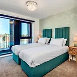 Luxury City Escape - Brand New Stylish 2 Bedroom Apartment With Parking