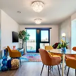 Luxury City Escape - Brand New Stylish 2 Bedroom Apartment With Parking