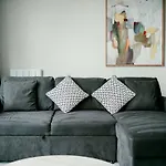 Stunning Waterfront Apartment With Titanic Views Sleeps 6 & Parking