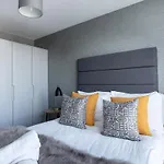 Stunning Waterfront Apartment With Titanic Views Sleeps 6 & Parking