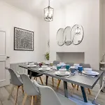 Staybynumbers - City Centre Victorian Townhouse