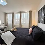 Ocean Apartment, Spacious 5 Bedroom Holiday Home