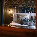 Bronte'S Rest - Detached Elegant Cottage In Historic Old Town With Garden