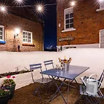 Bronte'S Rest - Detached Elegant Cottage In Historic Old Town With Garden
