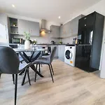 Contractor Stays - Fast Wifi, Free Parking