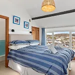 Hill Cottage - Spectacular Sea Views Parking