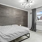Spacious 3 Bedroom Home In Aintree