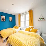 Open Mind Property - Hot Tub, 8 Guests & Free Parking
