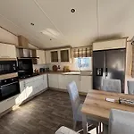 The Retreat 8 Lodge - Hot Tub, Wifi, Pet Friendly, Bath - Golden Palm Resort - Meadow Lakes Caravan & Lodge Hire