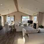 The Retreat 8 Lodge - Hot Tub, Wifi, Pet Friendly, Bath - Golden Palm Resort - Meadow Lakes Caravan & Lodge Hire