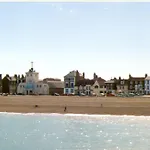 Cozy Guest Suite With Private Entrance And Shower Room In Charming Deal, Kent