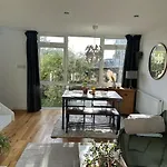 Cosy, Central With Parking - The Cornish Casa