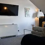 Modern Cozy 2-Bedroom Family Friendly