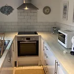 Isle Escape Retreat- Sleeps 4 Garden & Games Room