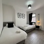 Modern 3Br Home Near Anfield Stadium