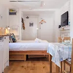 Brunswick Garden Studio - Patio - By Brighton Holiday Lets