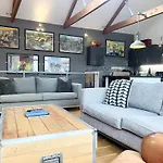Stylish~Tasteful~2Bed~2Bath~Central~Townhouse