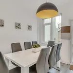 Park House - Very Spacious 4 Bed House, Games Room, Free Netflix, Close To Argyle, In The Heart Of Plymouth - Dogs Welcome - Hosted By Absolute Accommodation Plymouth