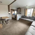 Superb 6 Berth Caravan At St Osyth Beach, Near Clacton-On-Sea Ref 28008Mc