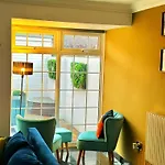 Zayd - Cozy Garden, Gunwharf Quays, Portsmouth Harbour Train Station, Close Parking, Sleeps 1-8 Comfortably