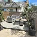 Stylish Coastal Living - Prime Location, Garden And Parking