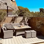 Stylish Coastal Living - Prime Location, Garden And Parking
