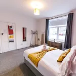 Fantastic 2Bed Flat-Free Parking & Wifi