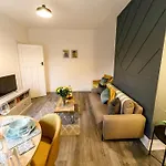 Fantastic 2Bed Flat-Free Parking & Wifi
