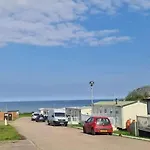 6 Guests - 3 Bedrooms - Entertainment - Near Beach