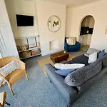 Beautiful Apartment, Moments From The Sea