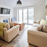 Host & Stay - Middle Cottage