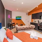 Beautiful Studio Next To Beach & Shopping Center