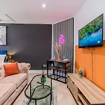 Beautiful Studio Next To Beach & Shopping Center