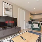 Stylish 2 Bedroom Apartment, Free Parking, L3 Area, Close To City Centre, Sleeps 4