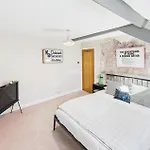 Host & Stay - The Artists Pad