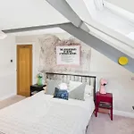 Host & Stay - The Artists Pad