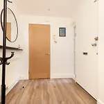 Joivy 3Br Flat In Haymarket With Free Parking